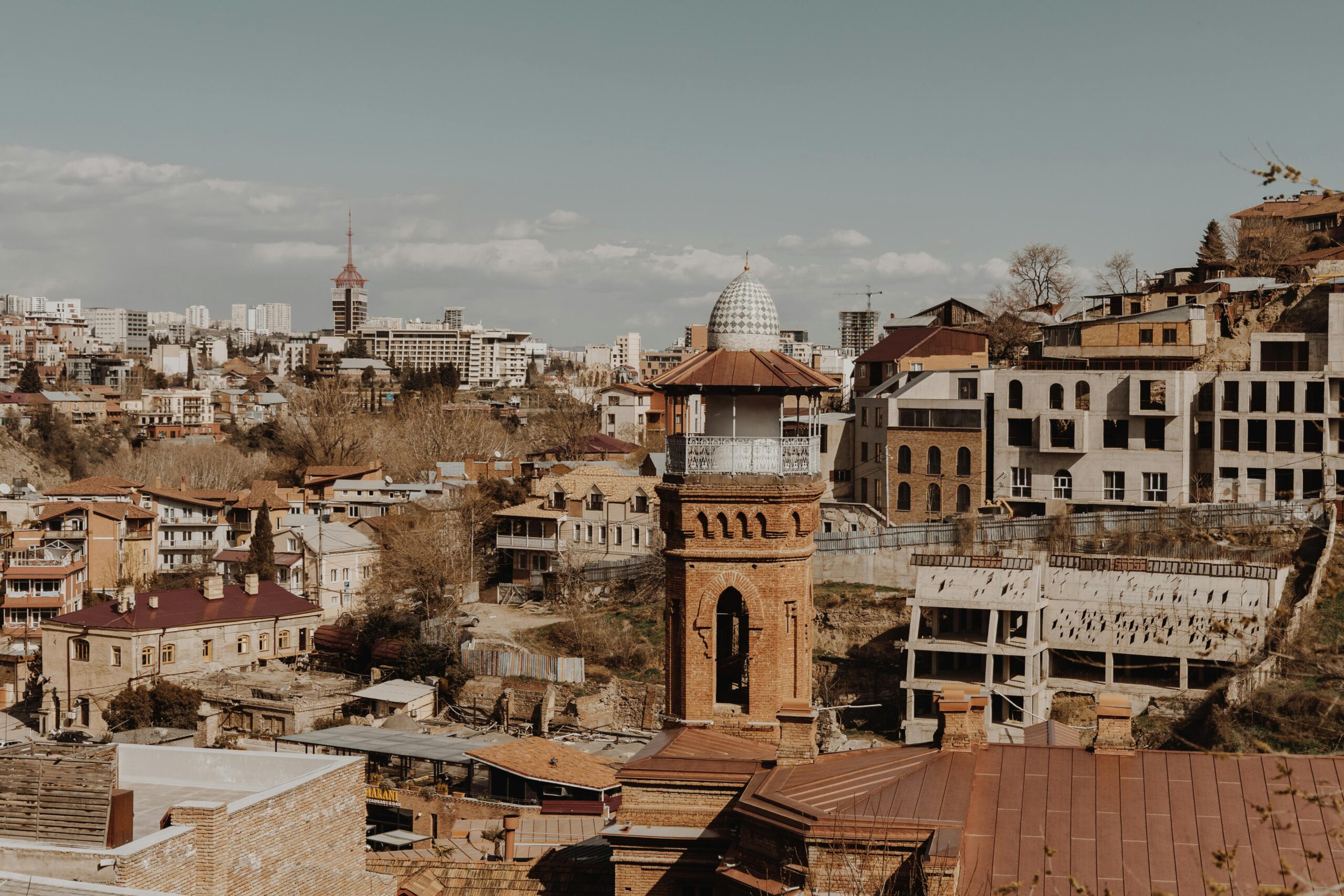 Старый Тбилиси - вид на крыши, серные бани и узкие улочки столицы Грузии