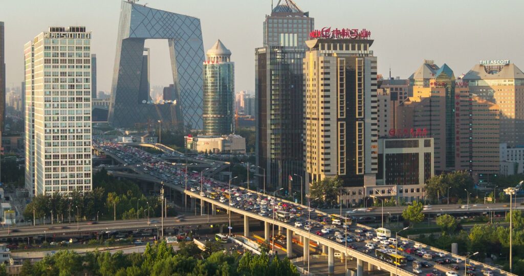 "Пекин, столица Китая, вид на современные небоскребы и городские улицы."